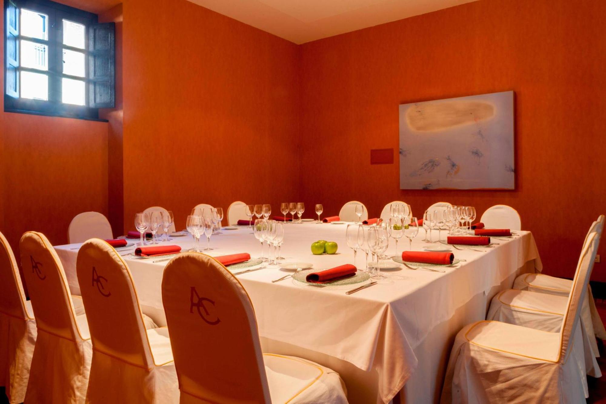 Ac Hotel Palacio De Santa Ana By Marriott Valladolid Eksteriør billede A private dining room at the Mandarin Oriental, Madrid