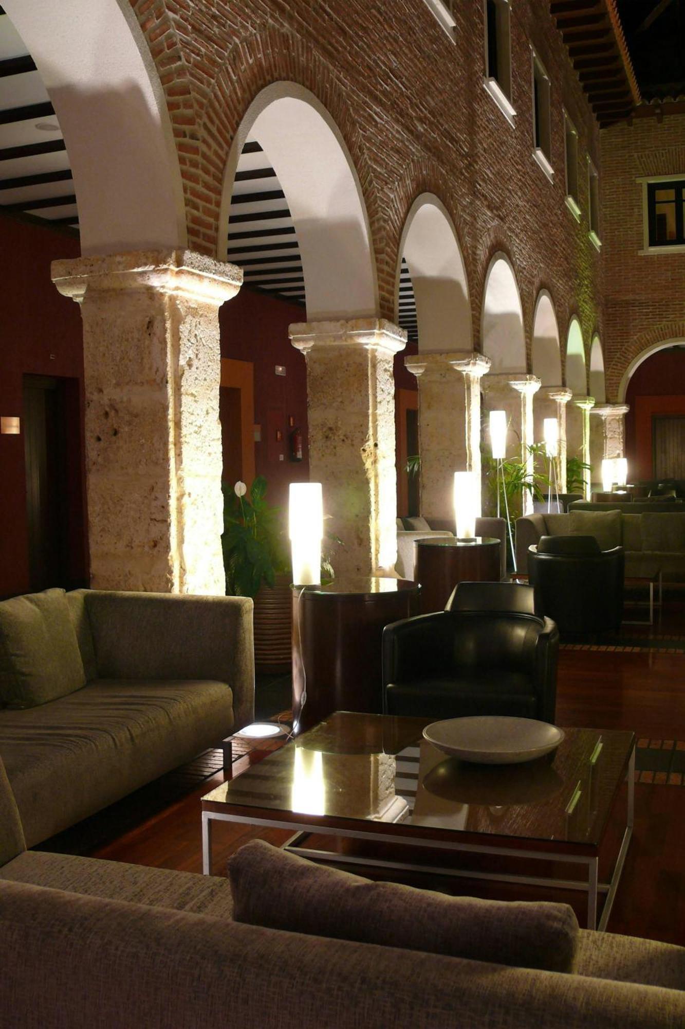 Ac Hotel Palacio De Santa Ana By Marriott Valladolid Eksteriør billede The hotel's lobby