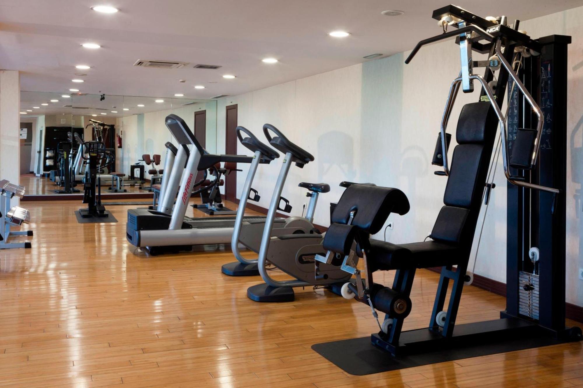 Ac Hotel Palacio De Santa Ana By Marriott Valladolid Eksteriør billede A gym in a hotel