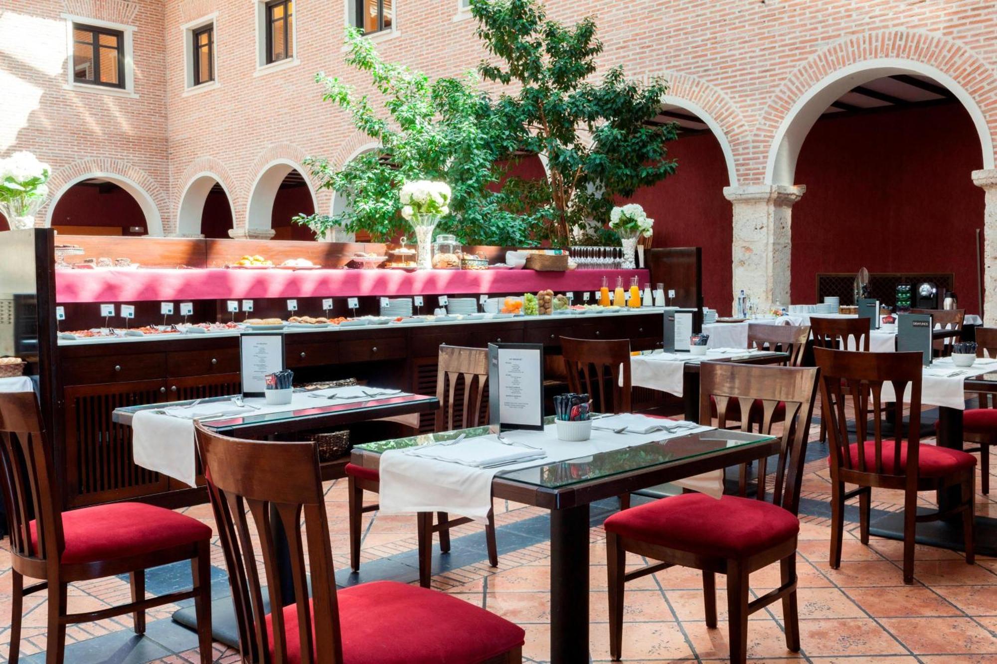Ac Hotel Palacio De Santa Ana By Marriott Valladolid Eksteriør billede Restaurant in the hotel