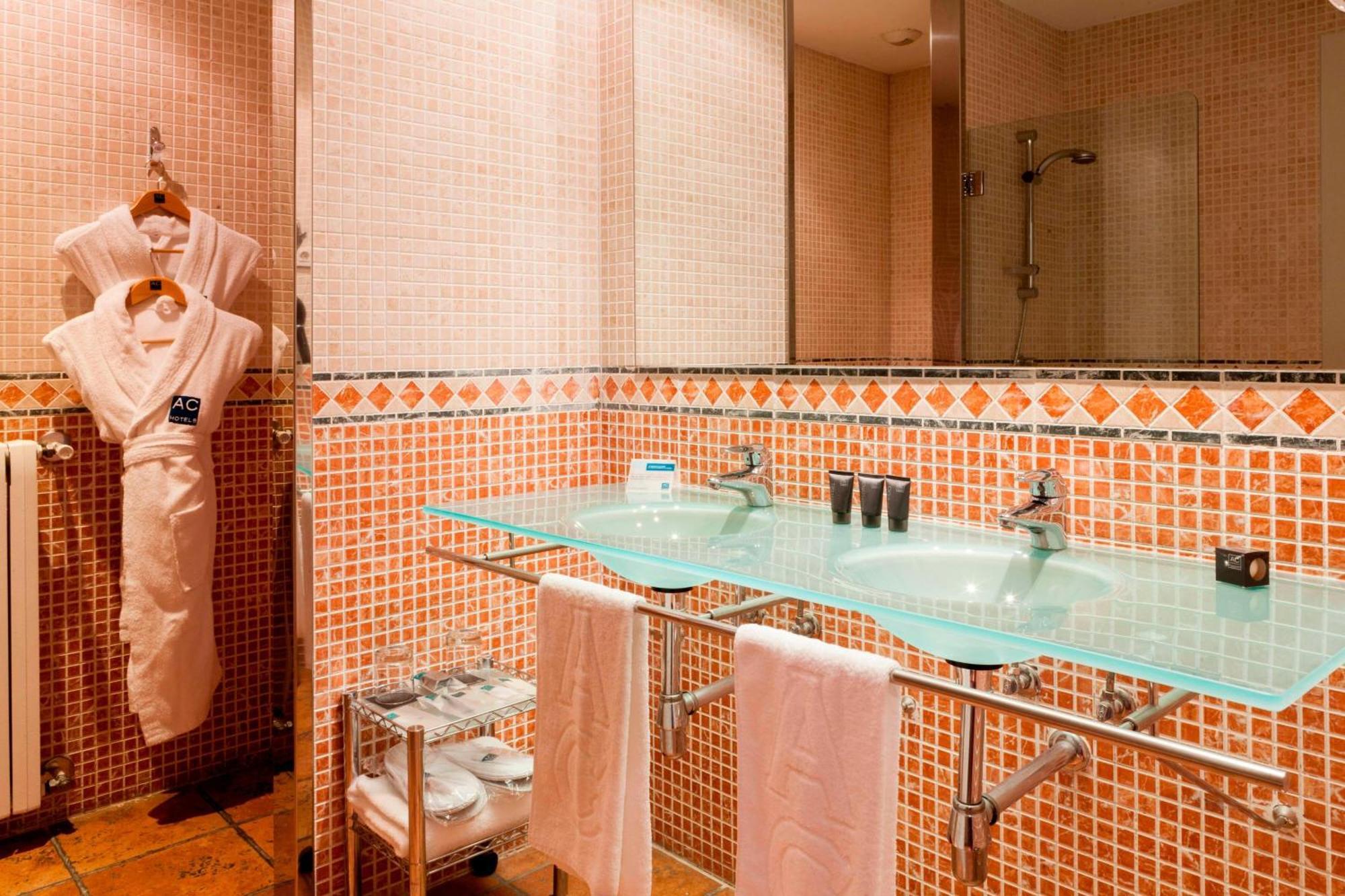 Ac Hotel Palacio De Santa Ana By Marriott Valladolid Eksteriør billede Bathroom