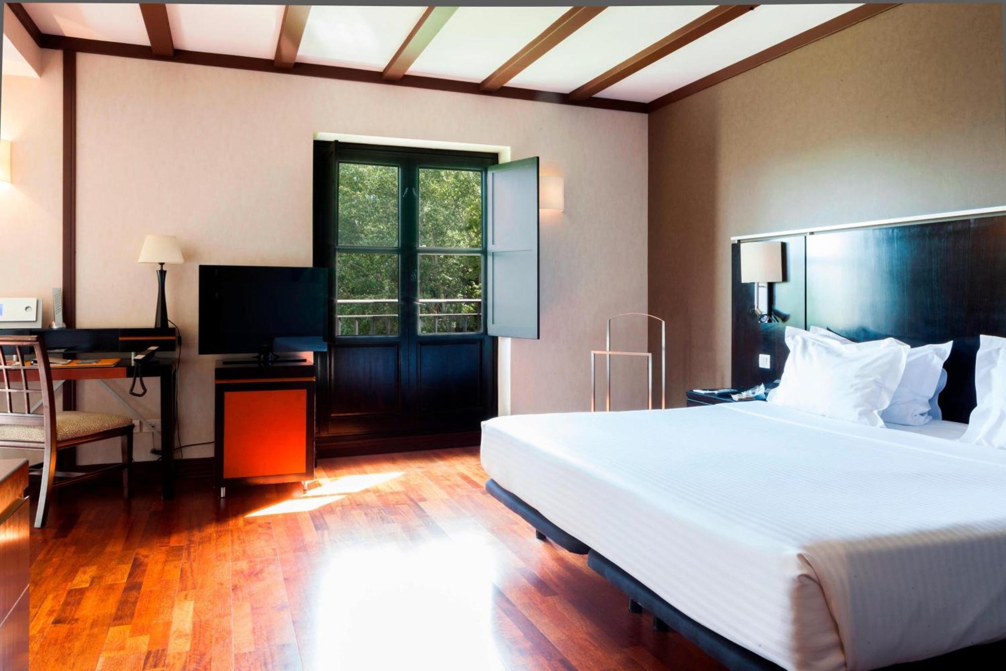 Ac Hotel Palacio De Santa Ana By Marriott Valladolid Eksteriør billede A room at the hotel