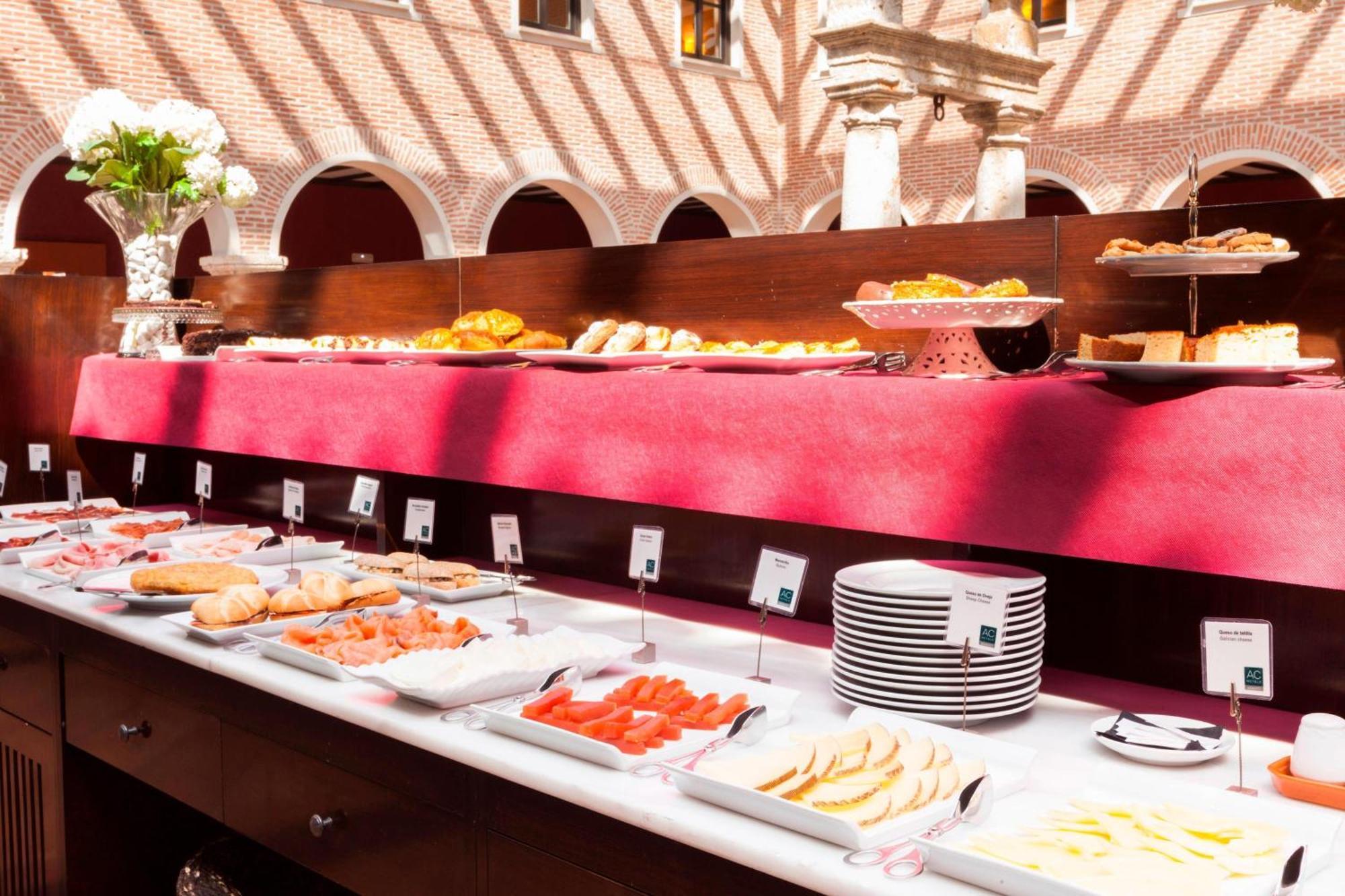 Ac Hotel Palacio De Santa Ana By Marriott Valladolid Eksteriør billede A buffet at a hotel