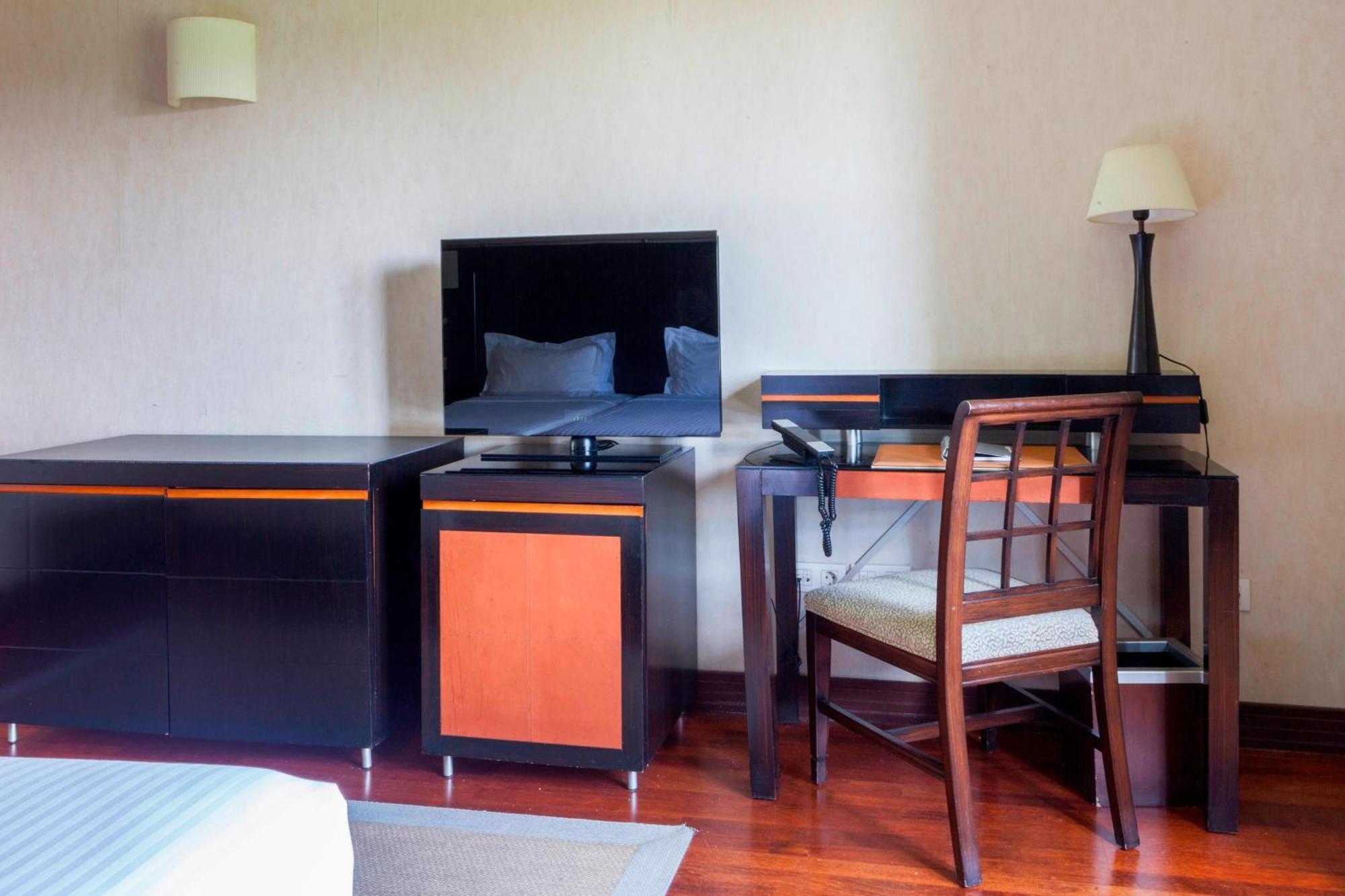 Ac Hotel Palacio De Santa Ana By Marriott Valladolid Eksteriør billede A television in a hotel room