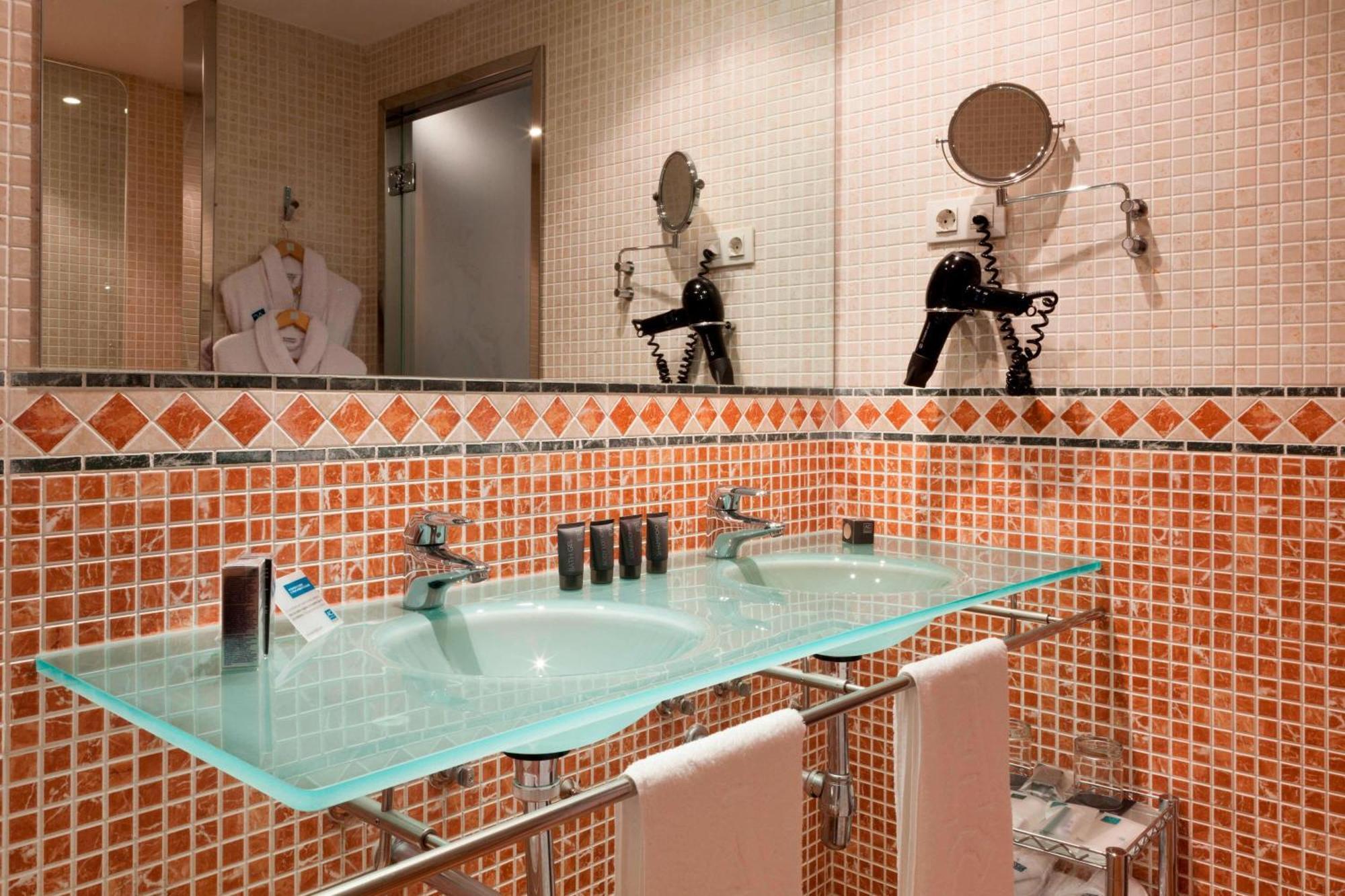 Ac Hotel Palacio De Santa Ana By Marriott Valladolid Eksteriør billede Bathroom with glass countertop