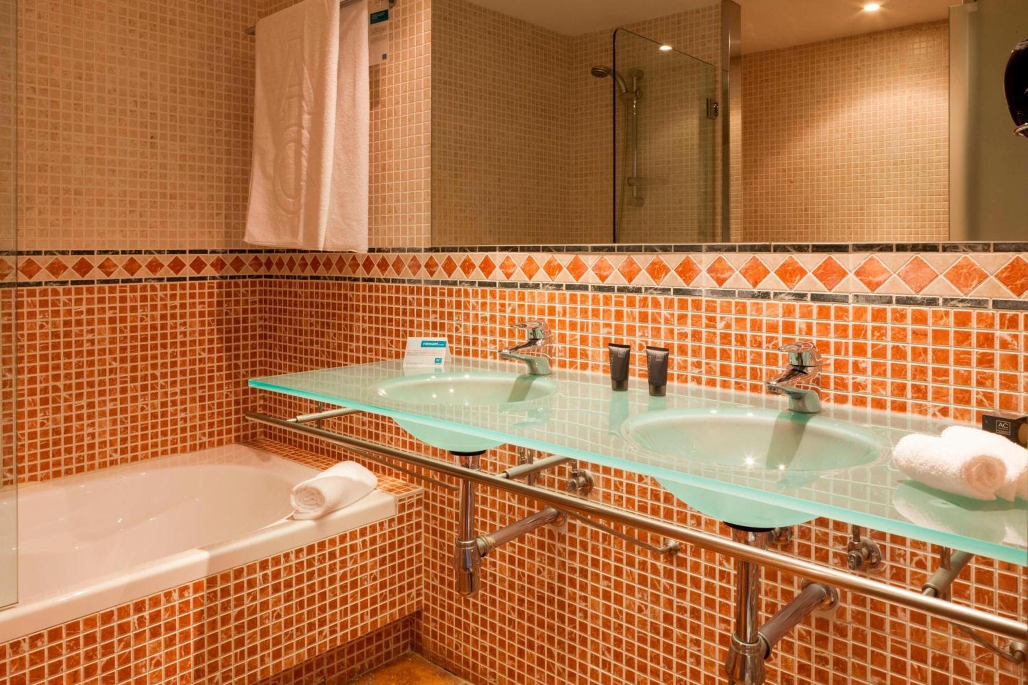 Ac Hotel Palacio De Santa Ana By Marriott Valladolid Eksteriør billede Bathroom