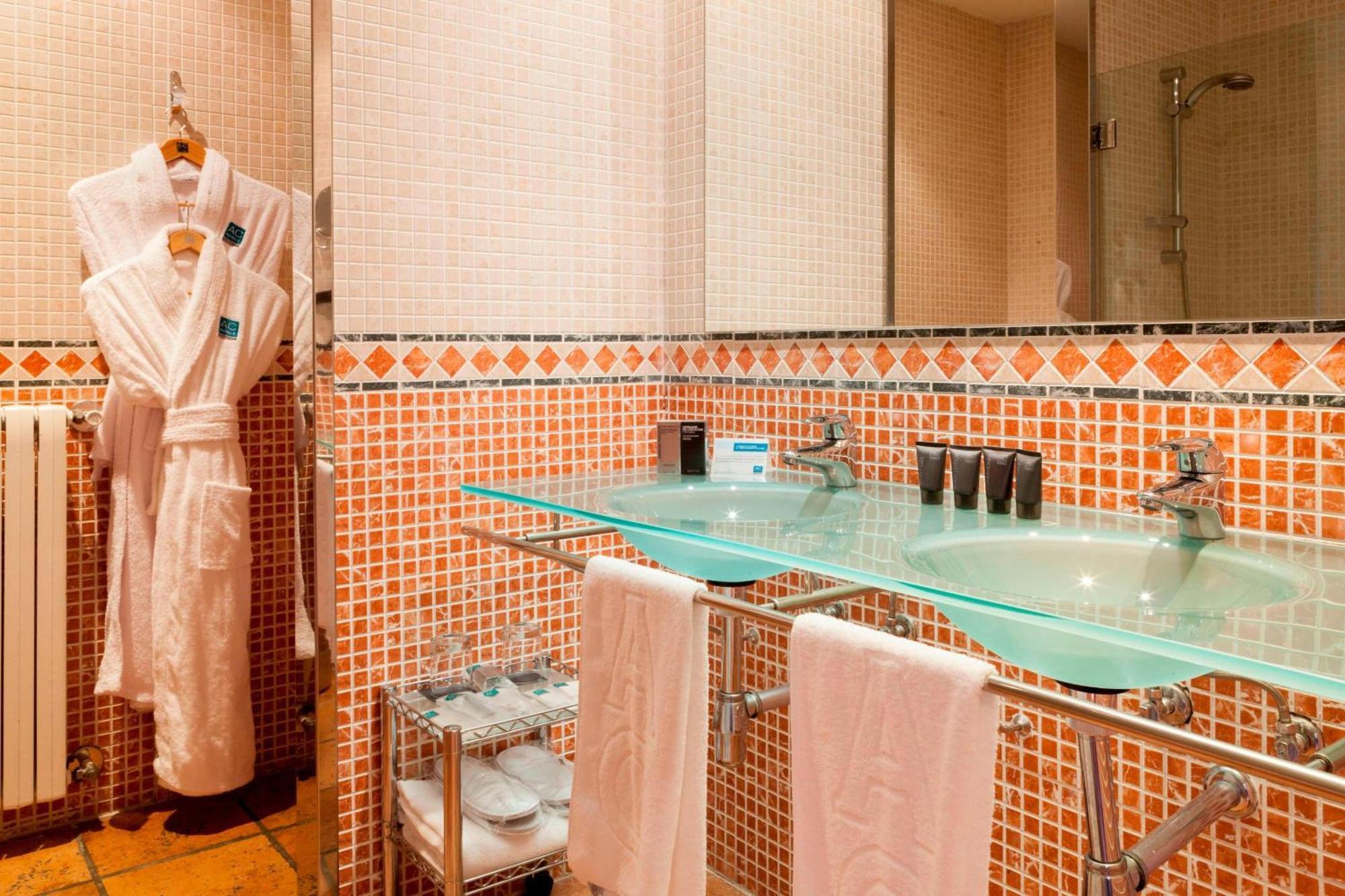 Ac Hotel Palacio De Santa Ana By Marriott Valladolid Eksteriør billede Bathroom