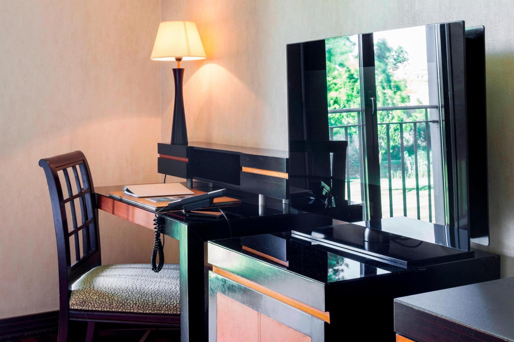 Ac Hotel Palacio De Santa Ana By Marriott Valladolid Eksteriør billede A typical work desk in a hotel room