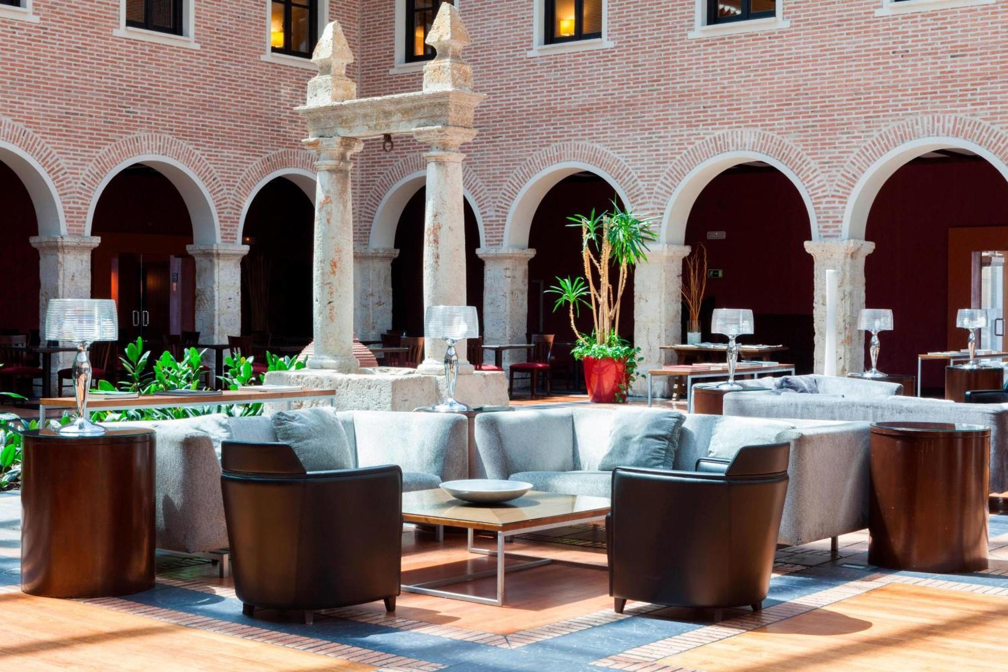 Ac Hotel Palacio De Santa Ana By Marriott Valladolid Eksteriør billede The hotel's lobby