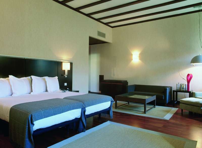 Ac Hotel Palacio De Santa Ana By Marriott Valladolid Værelse billede A room at the hotel