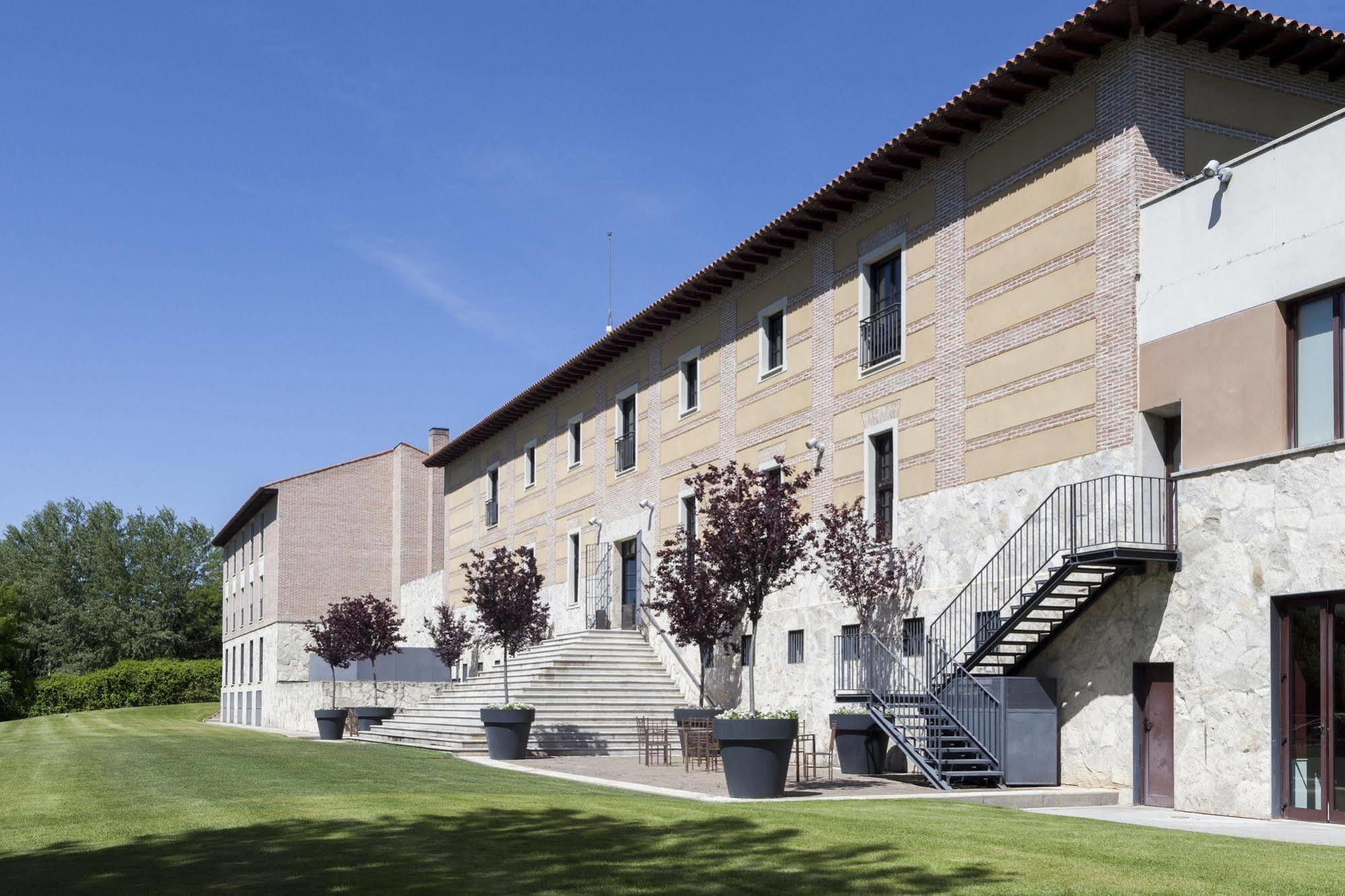Ac Hotel Palacio De Santa Ana By Marriott Valladolid Eksteriør billede The University of Navarra