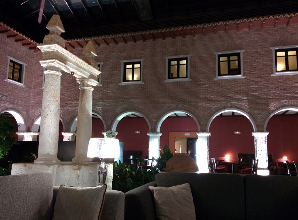 Ac Hotel Palacio De Santa Ana By Marriott Valladolid Eksteriør billede The inner courtyard of the hotel